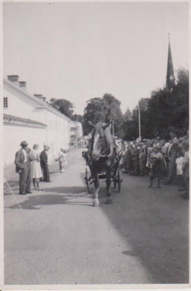 Ett gammalt foto från troligtvis Överumskarnevalen kanske någongång under 50-talet då kortegen går förbi Överums Bruk och Kyrkan i Överum.