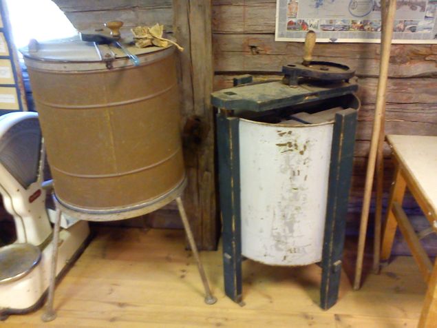 Äldre tvättmaskin och torktumlare som visas på utställningen i Färentunas hembygdsgård.
Tur att det finns modernare varianter idag.