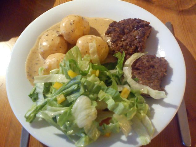 Hemlagade köttfärsbiffar med rödlök och gräddsås och potatis med en krispig sallad blev maträtten idag. 