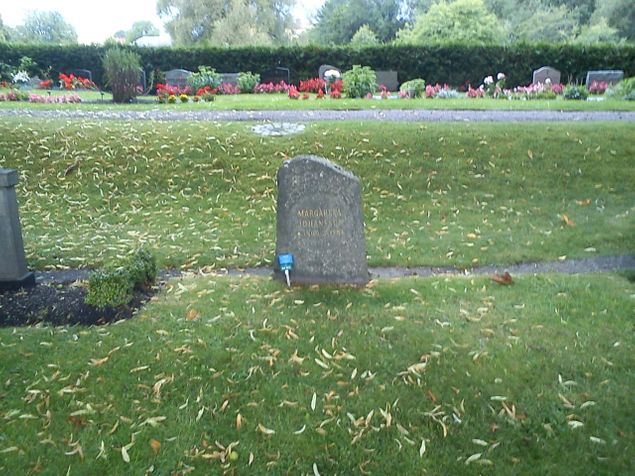 Vi var vid mormors grav på kyrkogården i Valla i Linköping. Gravstenen ska tas bort snart och då får någon annan snart vila bredvid mormor.
Såg också att min jobbarkompis Rolf Fagrell från den tiden på HSB i Linköping vilade straxt bredvid mormor.