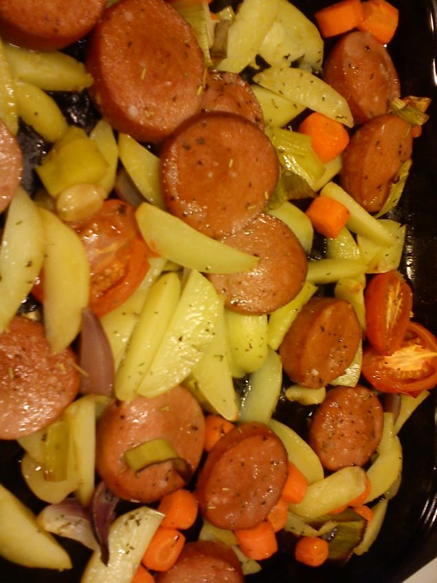 Falukorv på potatis och grönsaksbädd blev det till middag och är enkel middag. Man tar en plåt eller form och smörjer den med olivolja och sedan skär potatis, morötter, rödlök, purjolök, vitlök, tomater och falukorv i klyftor eller skivor. Lägg allt på plåten eller i formen med falukorvsskivorna överst. Häll över lite olivolja och krydda med flingsalt, körvel, rosmarin  och lite basilika. Sätt in i ugnen på 220-225 grader tills morötter och potatis känns mjuka.