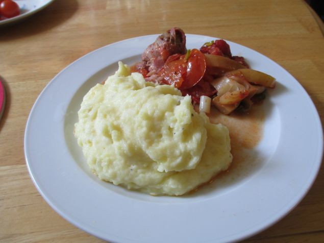 Baconlindad fläskfilé med vitlök och tomatblandning med potatispuré 