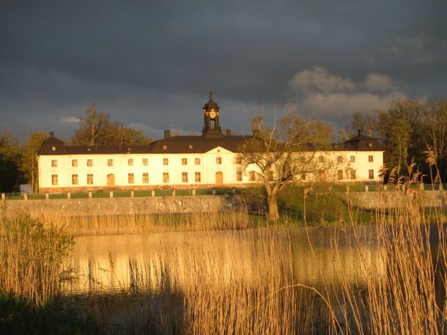 Svartsjö Slott på Färingsö
i solnedgång med analkande oväder