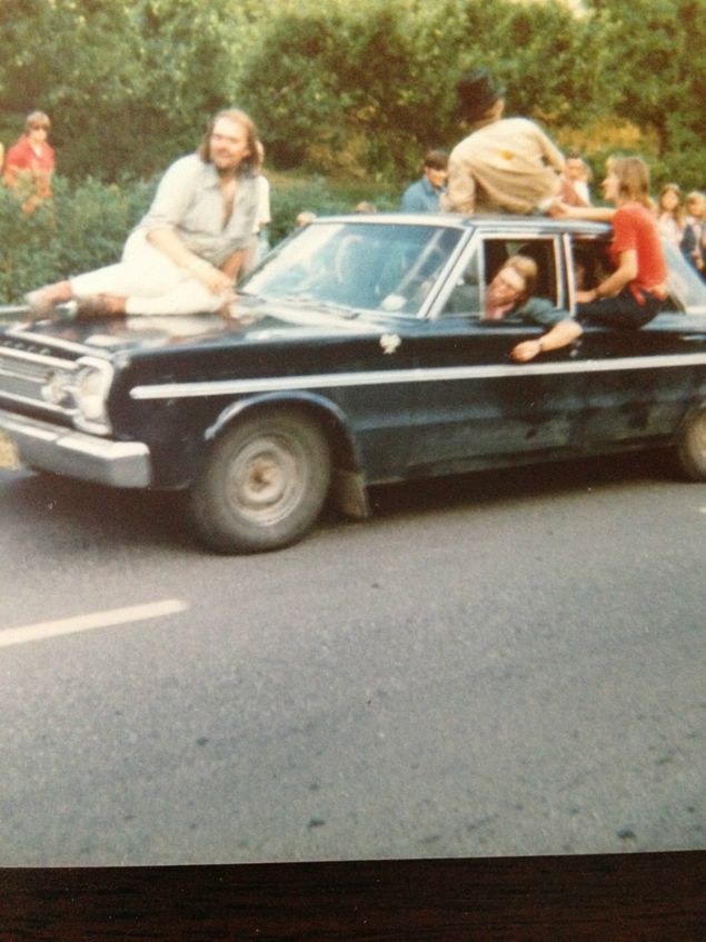Ett foto från en svunnen tid..
På den tiden när man hade karneval i Överum.
I detta karnevalståg var jag raggarbrud och körde denna bil i detta ekipage från vad jag kan minnas 1975.

