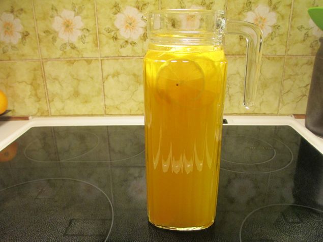 1 skivad citron
1 bit skivad färsk ingefära
1 msk gurkmeja

Lägg allt i en tillbringare och fyll på med vatten.

Gott och renande!