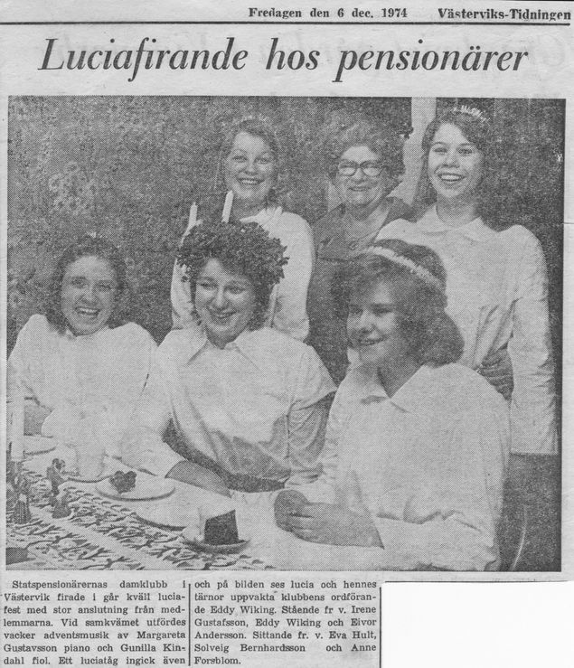 Eftersom det är Lucia idag så väljer jag en bild med detta tema. Vi var några stycken från vår klass på Konsumtionslinjen på Västerviks Gymnasium 1974 som lussade för pensionärer.